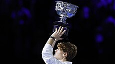 Jannik Sinner pózuje s trofejí pro vít�ze Australian Open.