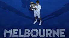 Jannik Sinner pózuje s trofejí pro vít�ze Australian Open.