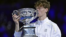 Jannik Sinner pózuje s trofejí pro vít�ze Australian Open.