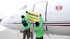 Aktivisté Greenpeace zkonfiskovali letadla v Davosu