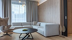 Výhled na m�sto si lze vychutnat z rohové sedací soupravy nebo k�esla z dílny...