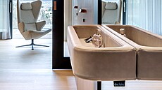 �Police na drobnosti je atypický prvek, který si sami vyrábíme. Je p�es zrcadlo...