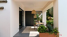 Krytá terasa slou�í pro p�íjemné letní stolování.