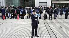 Zástupci médií �ekají ve front� p�ed sídlem Fuji TV p�ed tiskovou konferencí v...