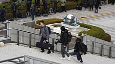 Zástupci médií p�icházejí na tiskovou konferenci (27. ledna 2025)