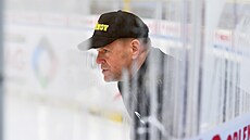 Trenér Karel Mlejnek na tréninku hokejist Litvínova.