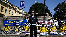 Stoupenci Falun Gong 25 hodin protestovali ped ínskou ambasádou a vyzývali k...