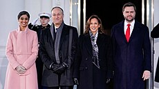 Neúspná kandidátka na prezidentku Kamala Harrisová (druhá zleva) je povstná...