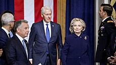 Nem��eme se ubránit dojmu, �e Hillary Clintonová p�i�la v p�evleku za Madeleine...