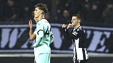 Zklamaný slávistický dorostenec Mikulá Konený (vlevo) po dalím inkasovaném...