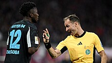 Rozhod�í Bastian Dankert v komunikaci s hostujcíím obráncem Edmondem Tapsobou...