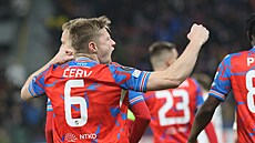 Luká� �erv hecuje plze�ské fanou�ky po gólu v zápase s Anderlechtem.