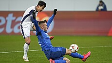 K�ídelník Tottenhamu Son Hung-min st�ílí p�es blokující Pavla Kade�ábka a...