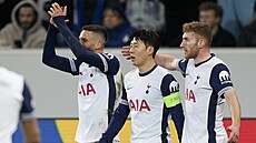 Fotbalisté Tottenhamu slaví gól v utkání s Hoffenheimem.