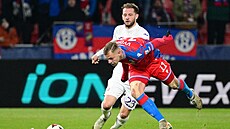Mat�j Vydra z Plzn� se sna�í udr�et balon v zápase s Anderlechtem.