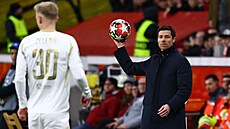 Kou� Bayeru Leverkusen Xabi Alonso b�hem utkání se Spartou.