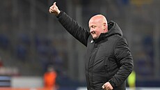 Plze�ský generální �editel Adolf �ádek zdraví diváky po zápase s Anderlechtem.