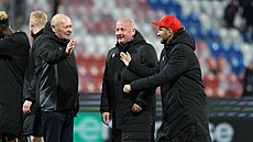 Plze�ský generální �editel Adolf �ádek (uprost�ed) vedle kou�e Miroslava Koubka...