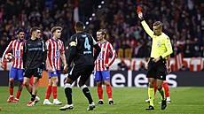 Zálo�ník Atlétika Madrid Pablo Barrios (t�etí zleva) vidí �ervenou kartu v...