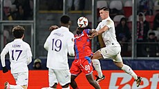 Plze�ský úto�ník Prince Adu se sna�í zpracovat balon v oble�ení obránc�...