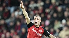 Zálo�ník Leverkusenu Granit Xhaka udílí pokyny svým spoluhrá��m b�hem utkání se...