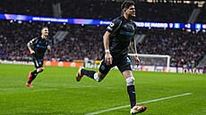 Piero Hincapié z Leverkusen slaví gól do sít� Atlétika Madrid.