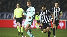Slávistický dorostenec Dominik Pech (vlevo) v akci b�hem utkání s PAOK Solu�.