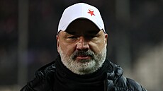 Rozladný slávistický kou Jindich Trpiovský sleduje zápas na PAOK Solu.