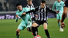 Slávistický zálo�ník Christos Zafeiris se sna�í zastavit akci PAOK Solu�.