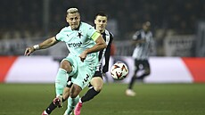 Slávistický obránce Tomá� Hole� v akci b�hem utkání s PAOK Solu�.