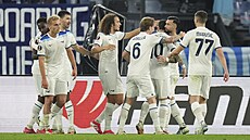 Fotbalisté Lazia ím slaví gól v utkání s Realem Socieadad.
