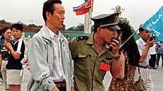 Policista odvádí mu�e, který 4. �ervna na pekingském nám�stí Tchien-an-men...