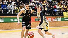 J. T. Shumate (vlevo) z Nymburka a Josef Svoboda z Písku se petlaují.