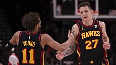 Trae Young (11) a Vít Krejí (27) z Atlanta Hawks se radují.