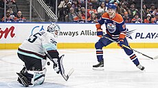 Connor McDavid (97) z Edmontonu střílí na bránu Seattlu, v níž klečí Joey...