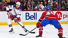 Filip Chytil (72) z New York Rangers p�ihrává v zápase s Montreal Canadiens,...