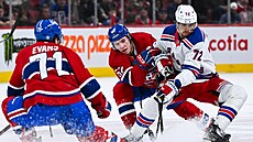 Filip Chytil (72) z New York Rangers bojuje v zápase s Montreal Canadiens s...