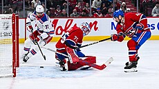 Filip Chytil (72) z New York Rangers se proti Montreal Canadiens neprosadil,...