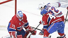 Jakub Dobe� (75) z Montreal Canadiens v zápase s New York Rangers zastavuje...