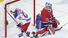Chris Kreider (20) z New York Rangers slaví gól, pekonaný je Jakub Dobe z...