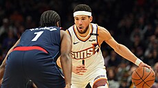Devin Booker (vpravo) z Phoenix Suns útoí v duelu s LA Clippers, hlídá ho...