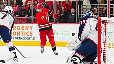 Martin Ne�as (88) z Carolina Hurricanes st�ílí na bránu Columbus Blue Jackets.