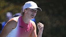Iga wiateková se raduje po výhe ve tvrtfinále Australian Open.