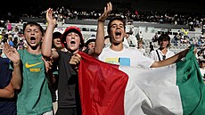 Ital�tí p�íznivci se radují z úsp�chu Lorenza Sonega na Australian Open.