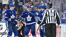 William Nylander (88), David Kämpf (64) a dalí hrái Toronto Maple Leafs slaví...