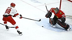 Martin Ne�as (88) z Carolina Hurricanes versus Petr Mrázek z Chicago Blackhawks