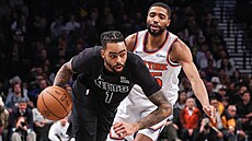 DAngelo Russell (1) z Brooklyn Nets se tlaí ke koi New York Knicks, brání ho...