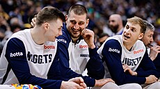 Christian Braun, Nikola Joki a Hunter Tyson (zleva) se dobe baví na lavice...