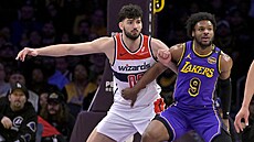 Bronny James (9) z Los Angeles Lakers se v zápase s Washington Wizards...