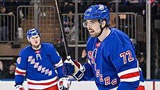 Filip Chytil (72) z New York Rangers slaví sv�j gól proti Philadelphia Flyers.